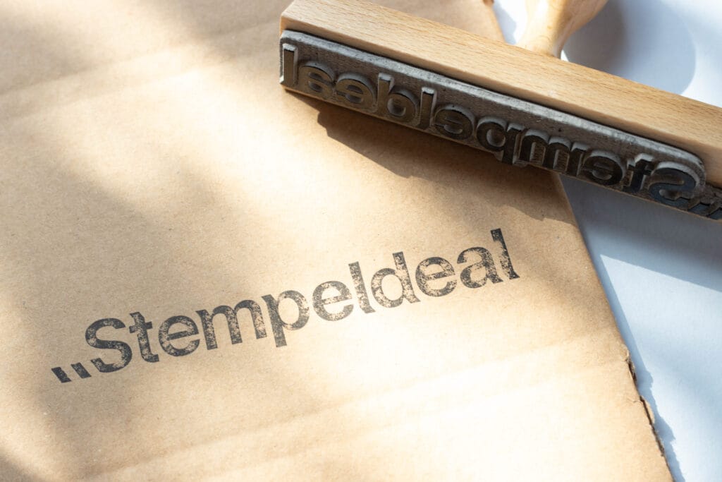Stempel bestellen voor logo op kartonnen dozen en tassen