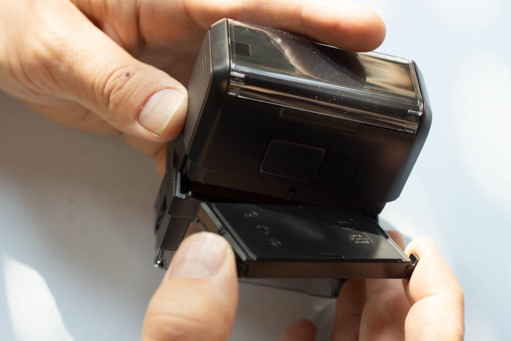Hoe vervang ik een inktkussen van een zelfinktende Trodat stempel?