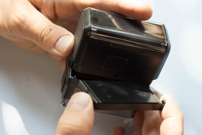 Hoe vervang ik een inktkussen van een zelfinktende Trodat stempel?