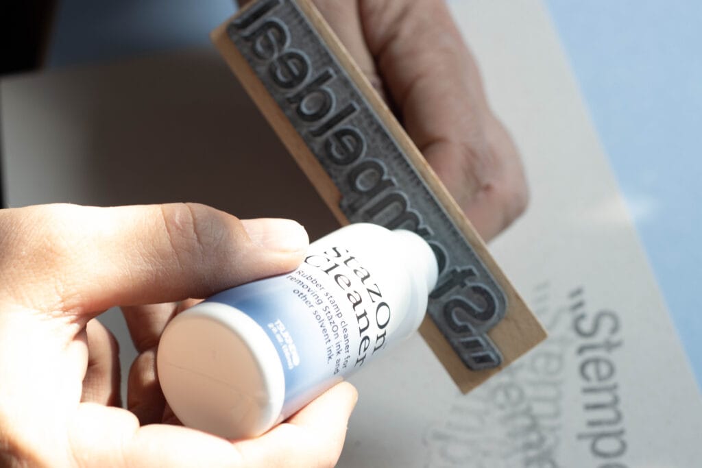 Hoe maak je het beste een stempel schoon?