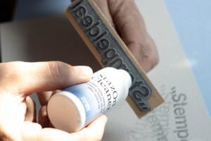 Hoe maak je het beste een stempel schoon?